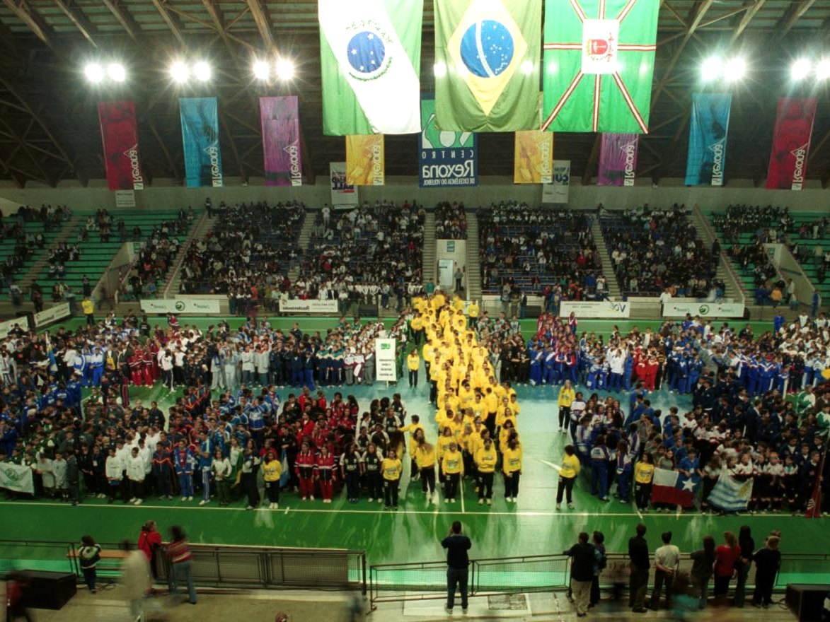 Cerimônia de abertura da Curitiba International Cup, com as delegações em quadra e as bandeiras do Paraná, do Brasil e de Curitiba