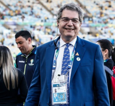 Edgar Hubner credenciado em estádio